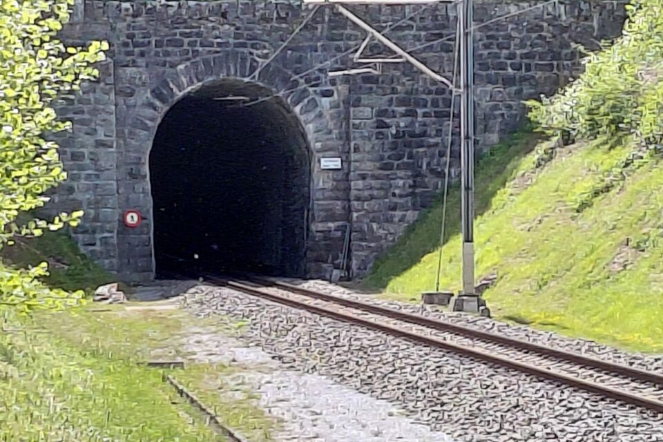 Juni: Tunnel als langgezogenes Tor