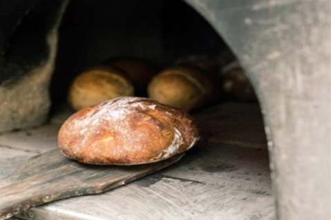 Auf dem Weg zur Erstkommunion Sin via all’Emprema communin Brotbacken/Far paun