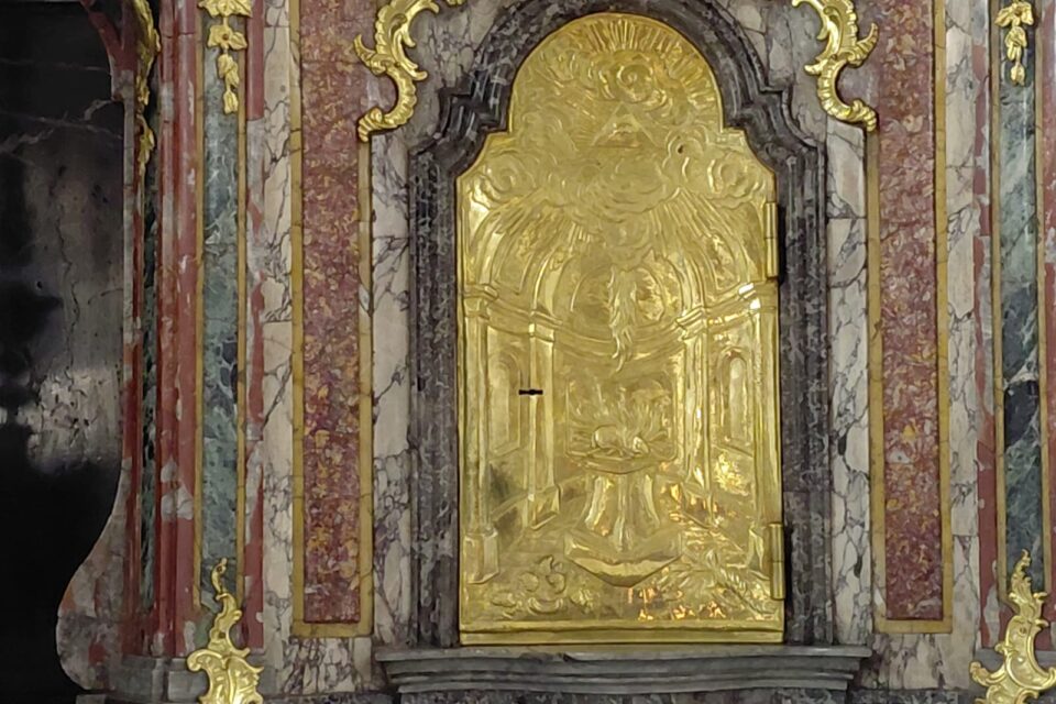 Dezember: die Türe des Tabernakels